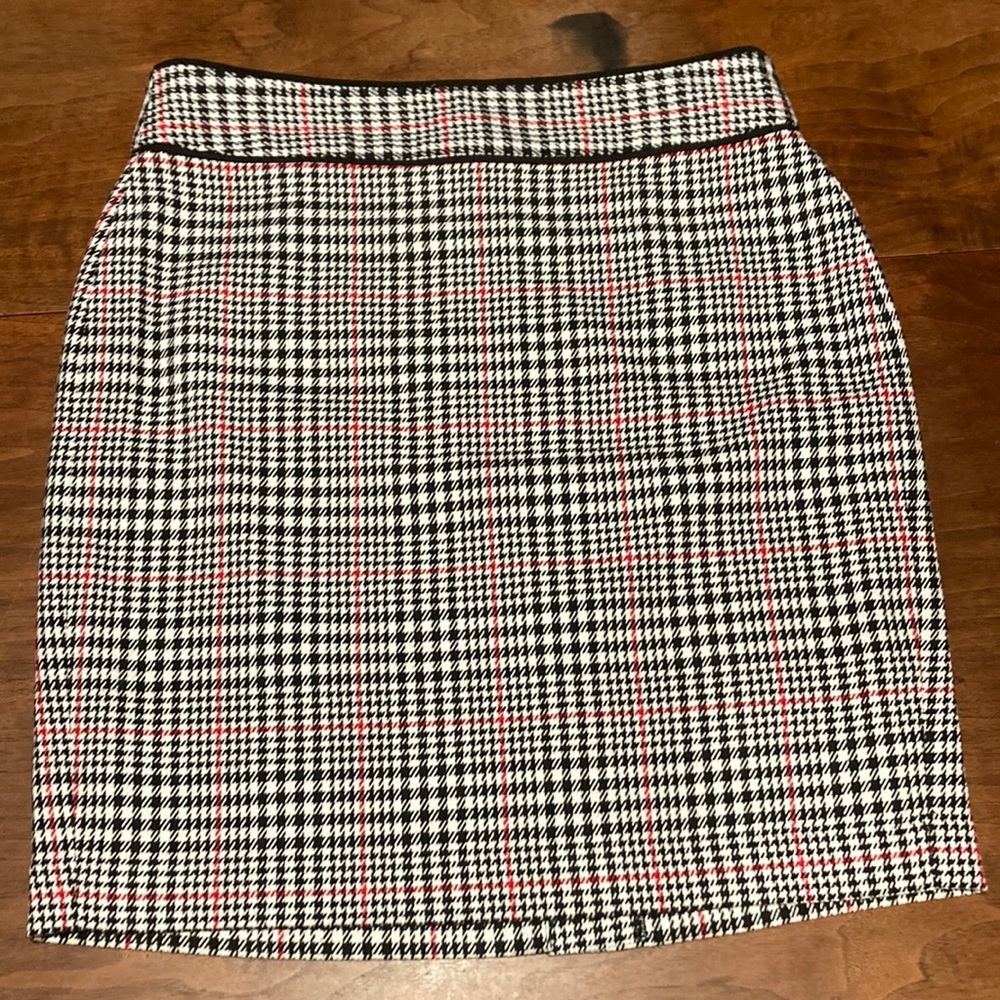 Banana Republic black red houndstooth plaid mini skirt 6